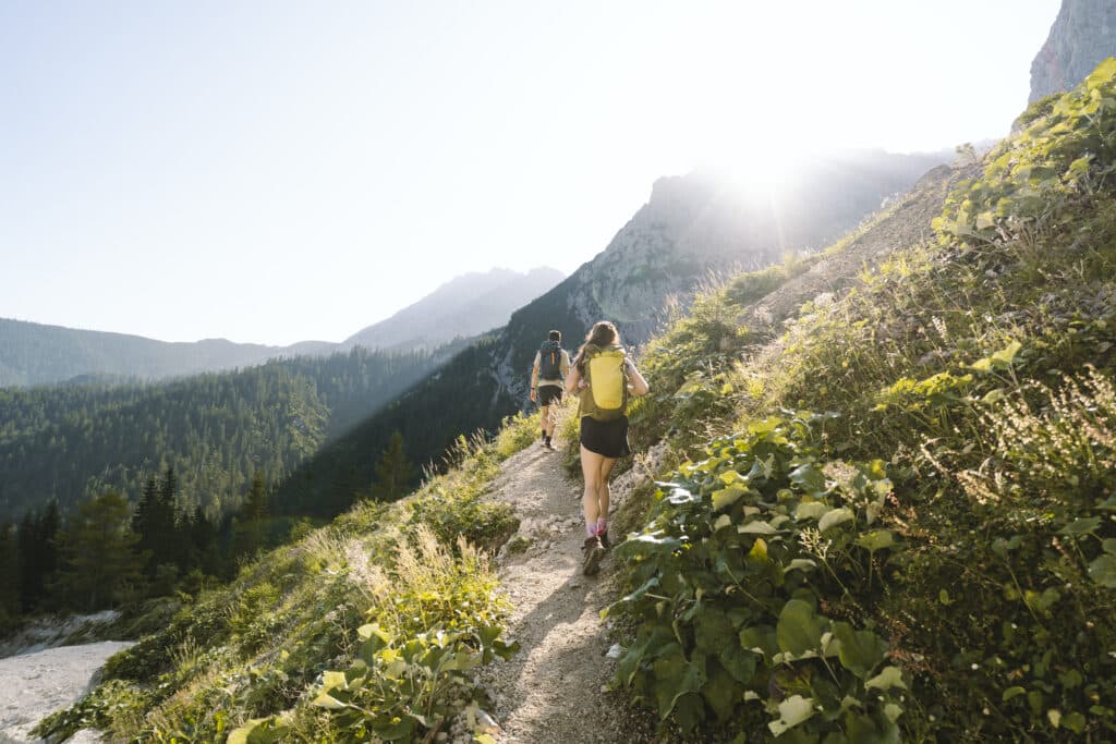 Paar beim Bergsteigen im Karwendel - Mittenwald